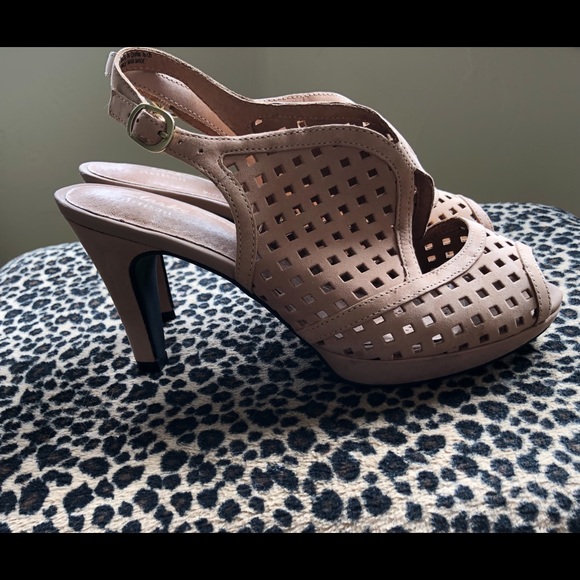 Price Reduction‼️ NWOT Beautiful Clarks Artisan Sandals - Tige De Cuir - Picture 1 of 4